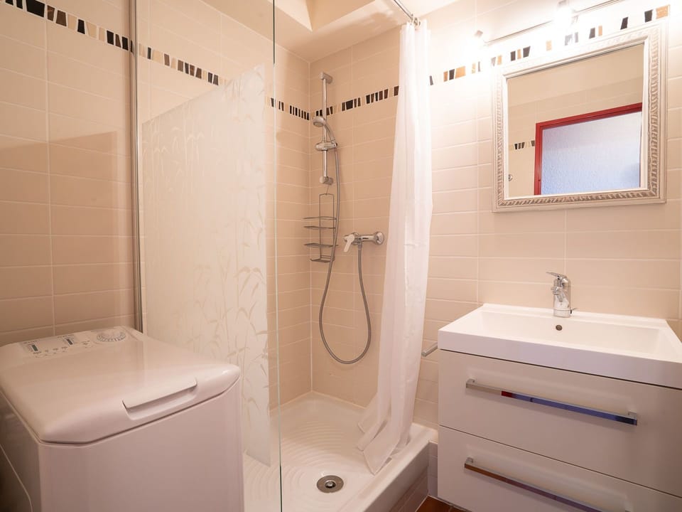 Bathroom, Property, Room, Plumbing Fixture, Interior Design, Ceiling, Tap, Architecture, Tile, Real Estate