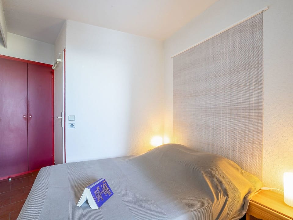 Room, Bedroom, Bed, Property, Bed Sheet, Furniture, Mattress, Wall, Bedding, Plaster