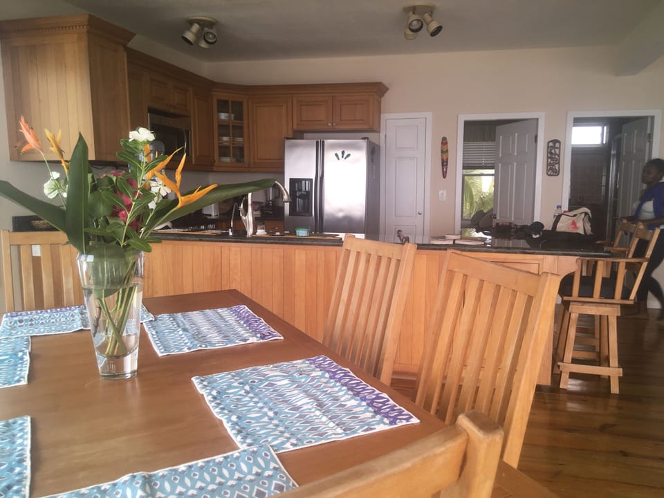 Dining for 6! (Rooms for friends!)