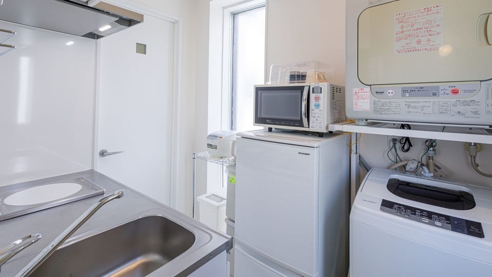 Comfort Twin Room | Private kitchen | Fridge, microwave, electric kettle