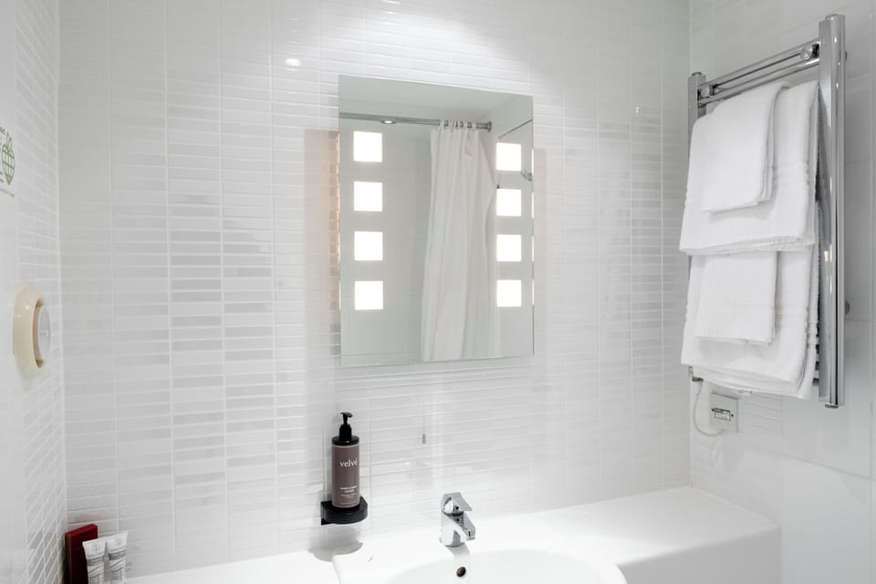 Executive Double Room | Bathroom | Combined shower/tub, free toiletries, hair dryer, towels