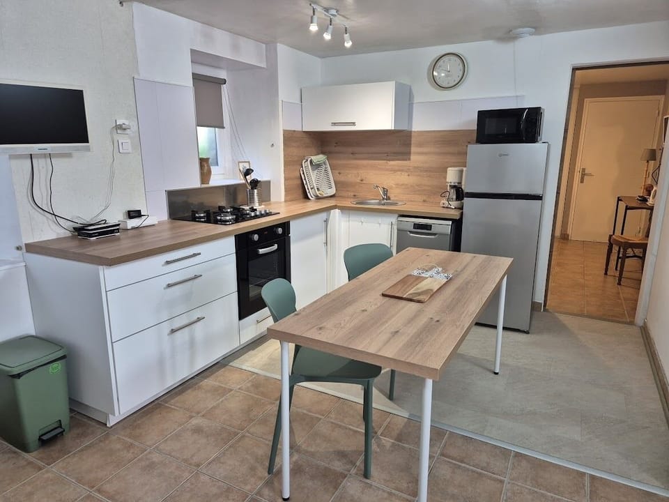 Superior Apartment, Park View | Private kitchen | Highchair