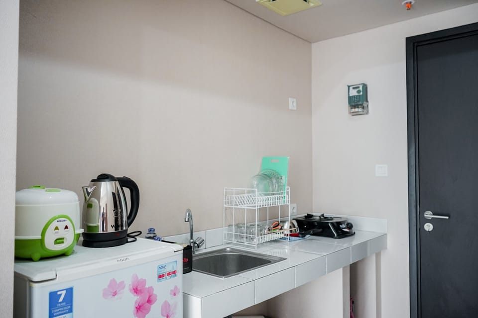 Room | Private kitchenette | Fridge, stovetop, cookware/dishes/utensils