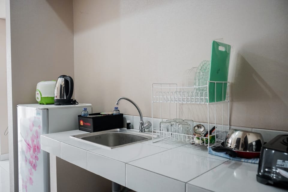 Room | Private kitchenette | Fridge, stovetop, cookware/dishes/utensils