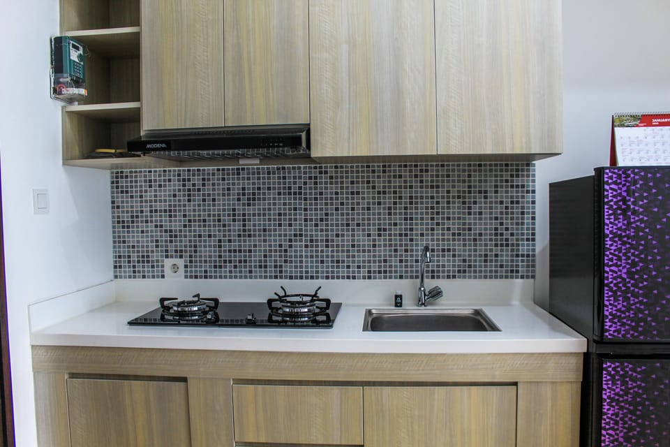 Room | Private kitchenette | Fridge, stovetop, cookware/dishes/utensils