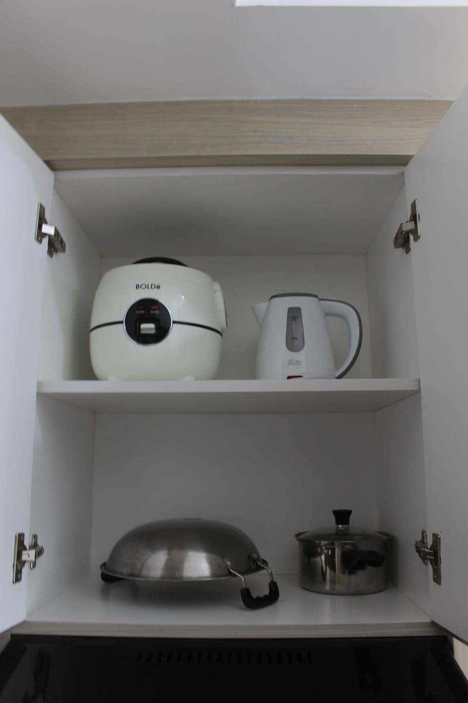 Room | Private kitchenette | Fridge, stovetop, cookware/dishes/utensils