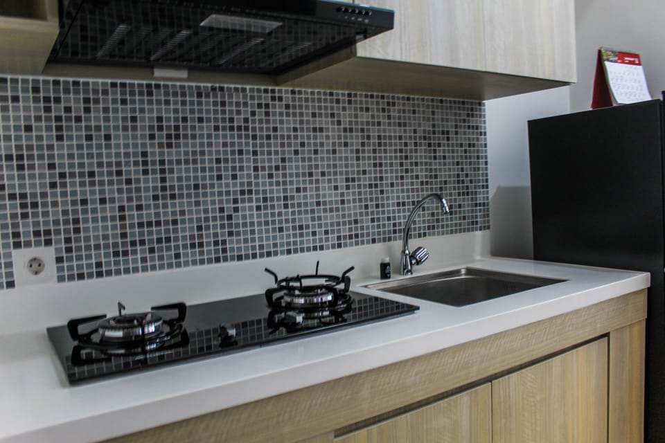 Room | Private kitchenette | Fridge, stovetop, cookware/dishes/utensils
