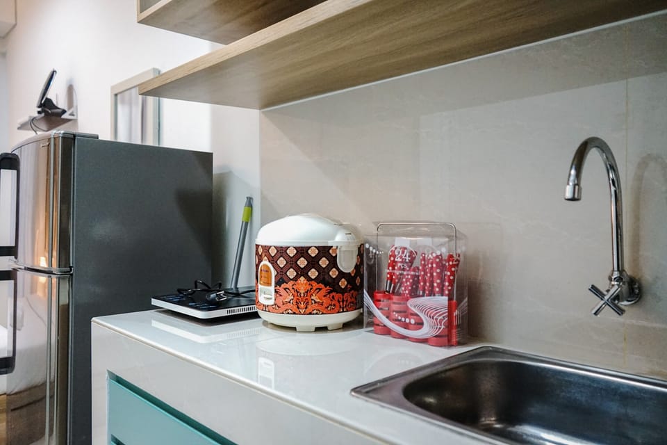 Room | Private kitchenette | Fridge, stovetop, cookware/dishes/utensils