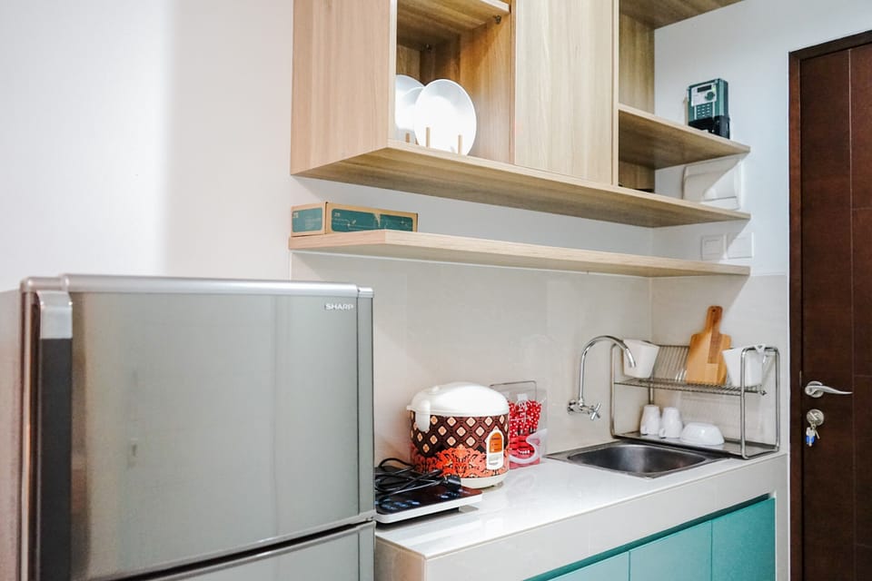 Room | Private kitchenette | Fridge, stovetop, cookware/dishes/utensils