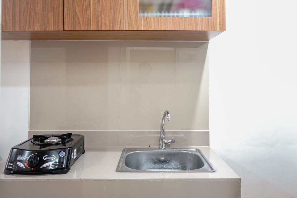 Room | Private kitchenette | Fridge, stovetop, cookware/dishes/utensils