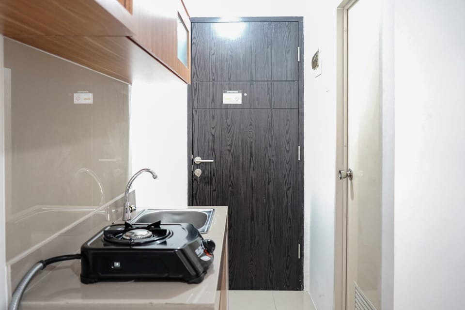 Room | Private kitchenette | Fridge, stovetop, cookware/dishes/utensils