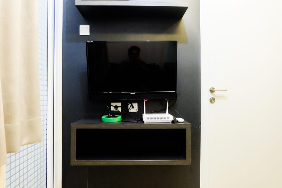 Room | Private kitchenette | Fridge, stovetop, cookware/dishes/utensils
