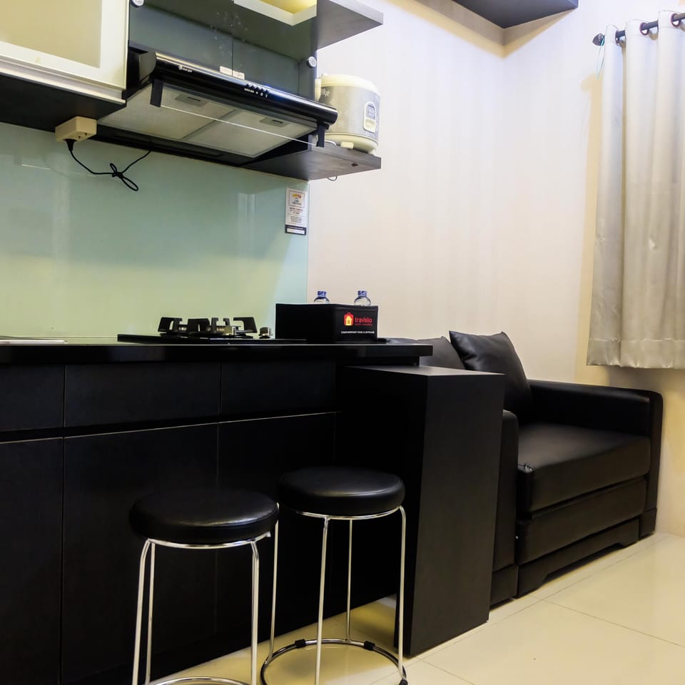 Room | Private kitchenette | Fridge, stovetop, cookware/dishes/utensils