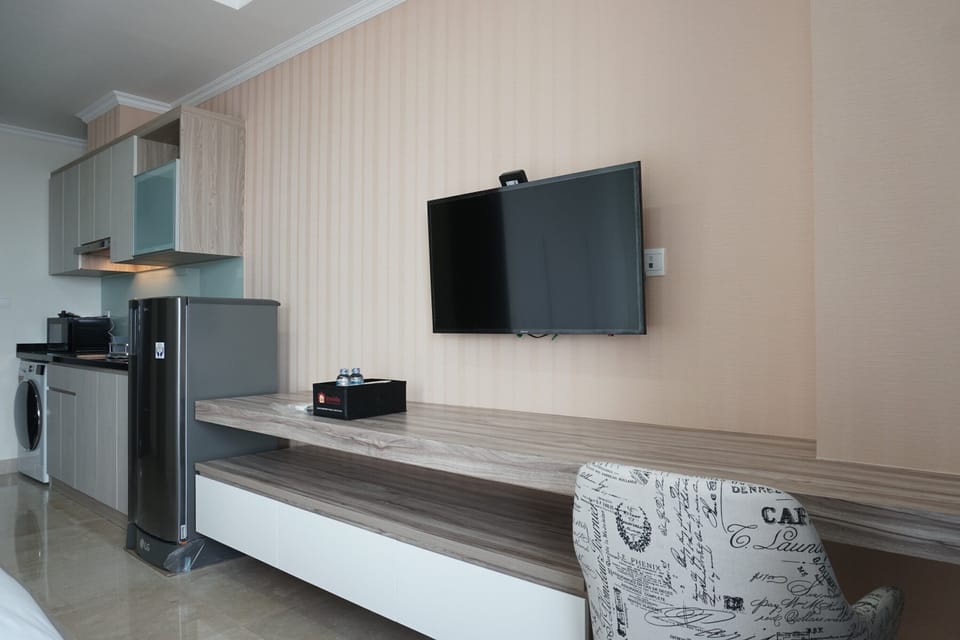 Standard Studio | Living area | TV