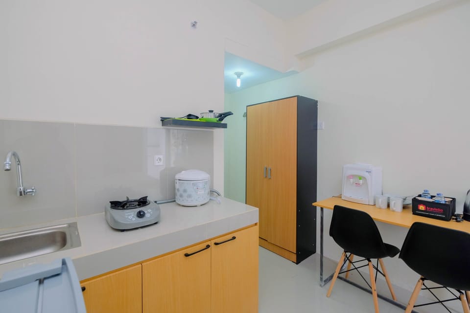 Room | Private kitchenette | Fridge, stovetop, cookware/dishes/utensils