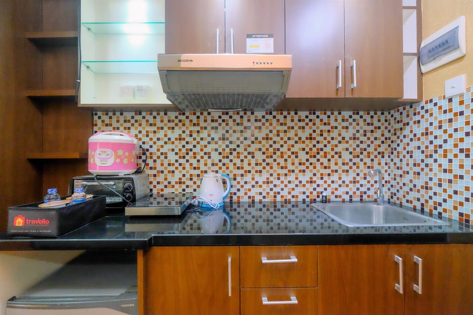 Room | Private kitchenette | Fridge, stovetop, cookware/dishes/utensils