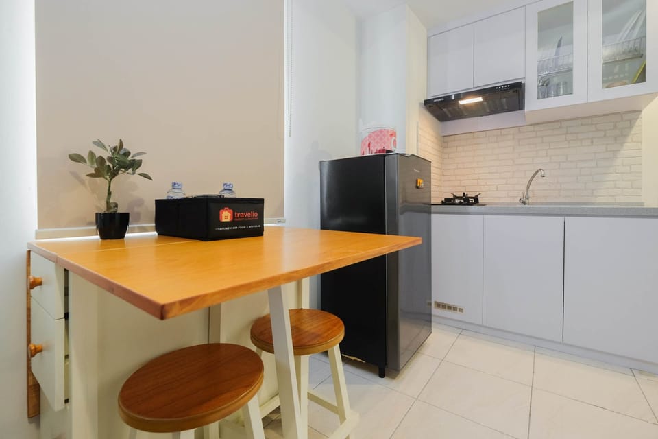Room | Private kitchen | Fridge, stovetop, cookware/dishes/utensils