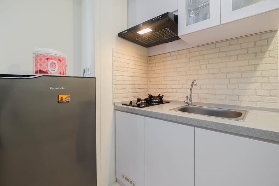Room | Private kitchenette | Fridge, stovetop, cookware/dishes/utensils