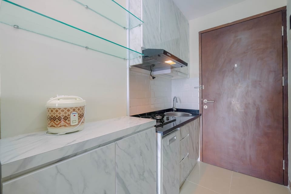 Room | Private kitchenette | Fridge, stovetop, cookware/dishes/utensils