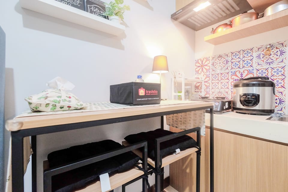 Room | Private kitchenette | Fridge, stovetop, cookware/dishes/utensils