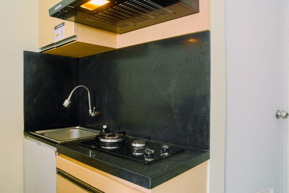 Room | Private kitchenette | Fridge, stovetop, electric kettle, cookware/dishes/utensils
