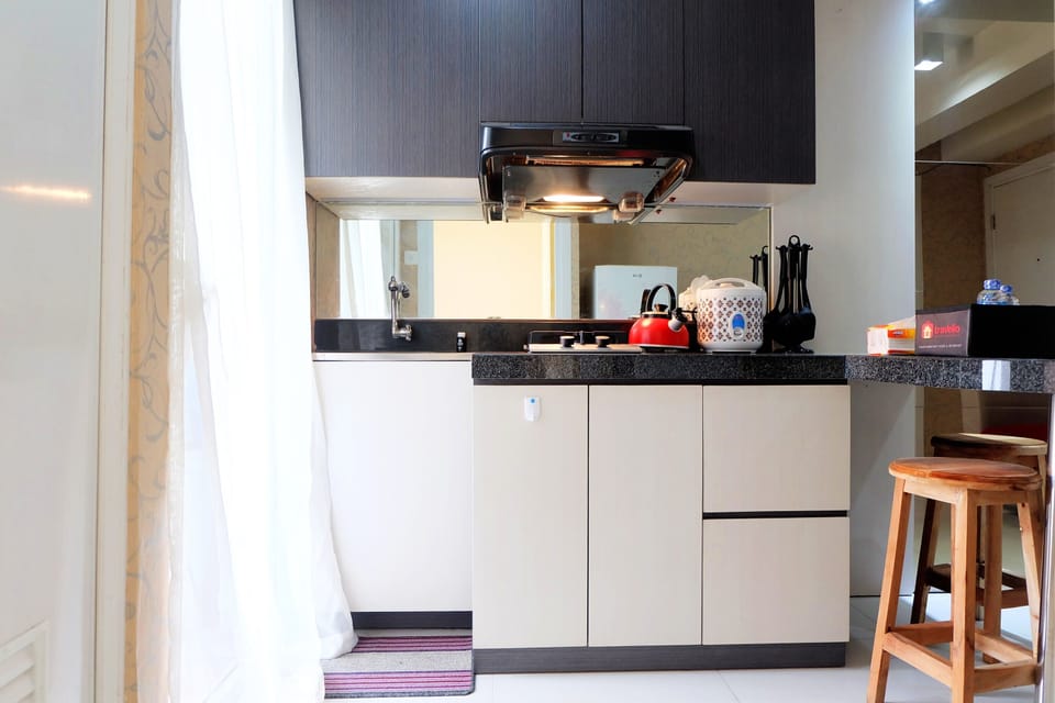 Room | Private kitchenette | Fridge, stovetop, electric kettle, cookware/dishes/utensils