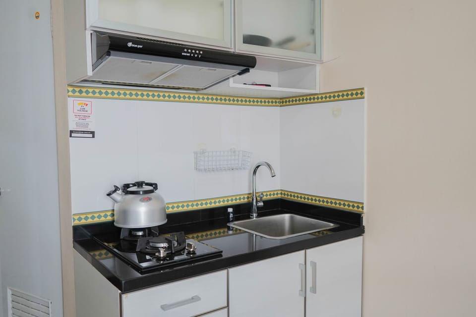 Room | Private kitchenette | Fridge, stovetop, cookware/dishes/utensils