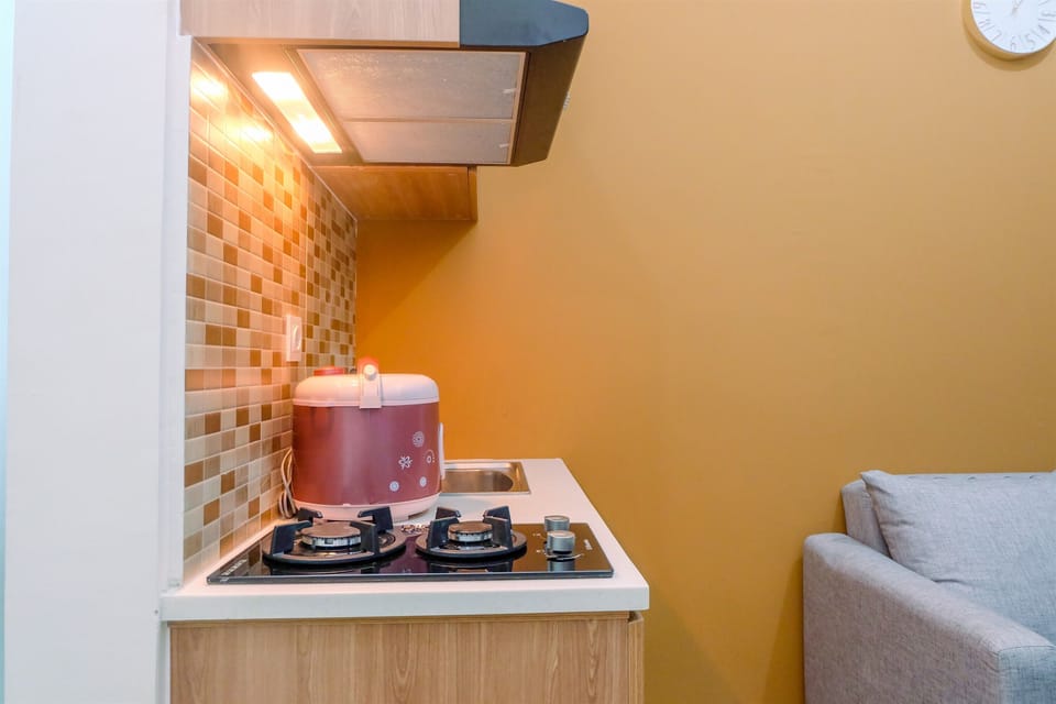 Room | Private kitchenette | Fridge, stovetop, cookware/dishes/utensils