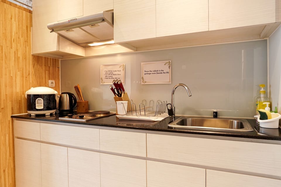 Room | Private kitchenette | Fridge, stovetop, cookware/dishes/utensils
