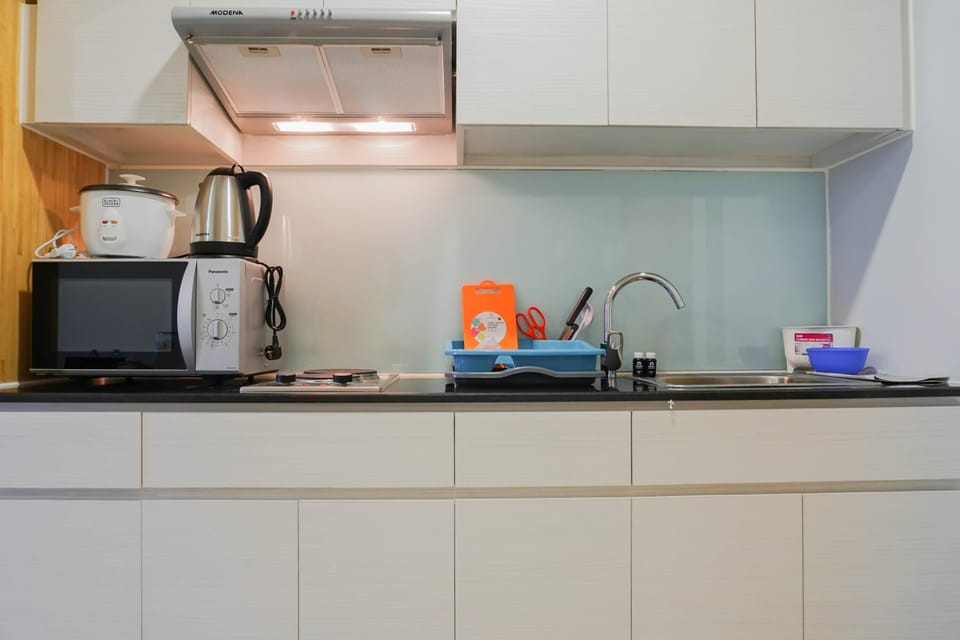 Room | Private kitchenette | Fridge, stovetop, cookware/dishes/utensils