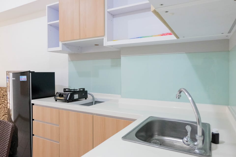 Room | Private kitchenette | Fridge, stovetop, cookware/dishes/utensils