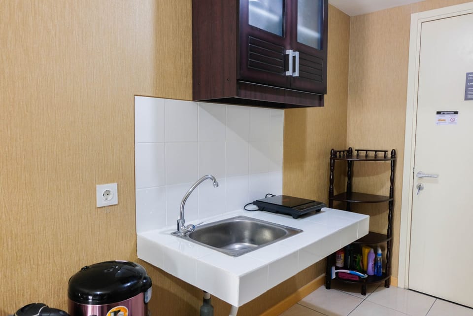 Room | Private kitchenette | Fridge, stovetop, cookware/dishes/utensils