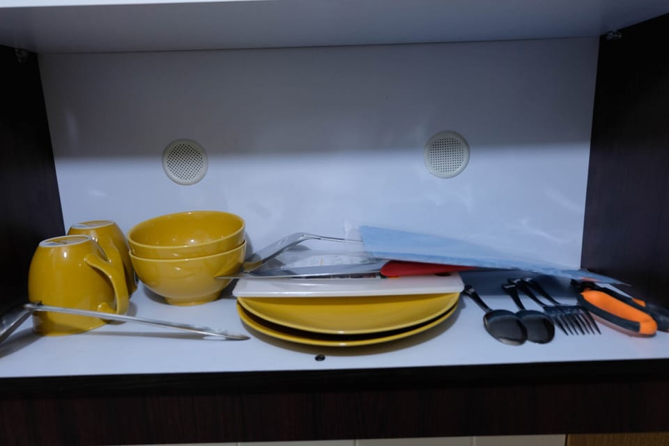 Room | Private kitchenette | Fridge, stovetop, cookware/dishes/utensils