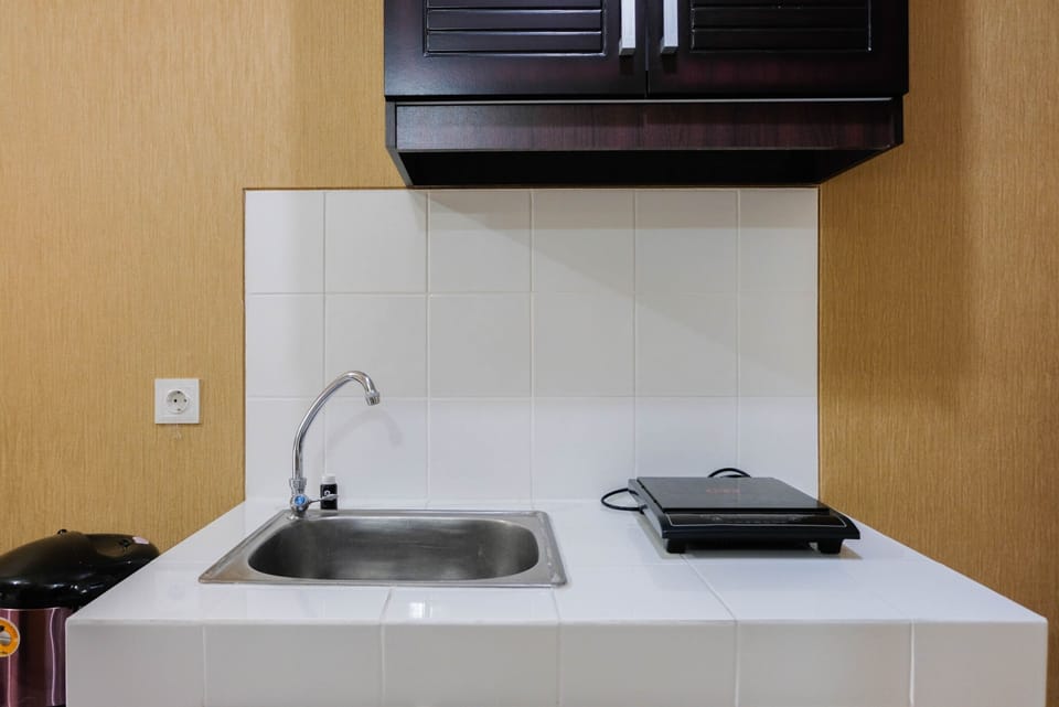 Room | Private kitchenette | Fridge, stovetop, cookware/dishes/utensils