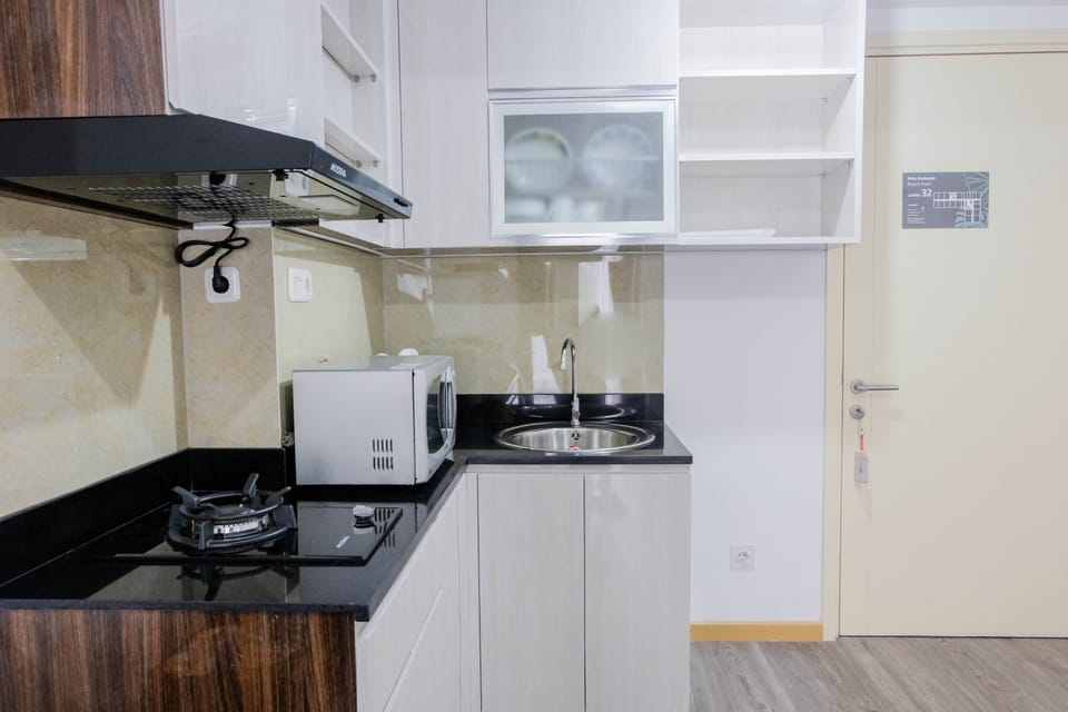 Room | Private kitchenette | Fridge, stovetop, cookware/dishes/utensils