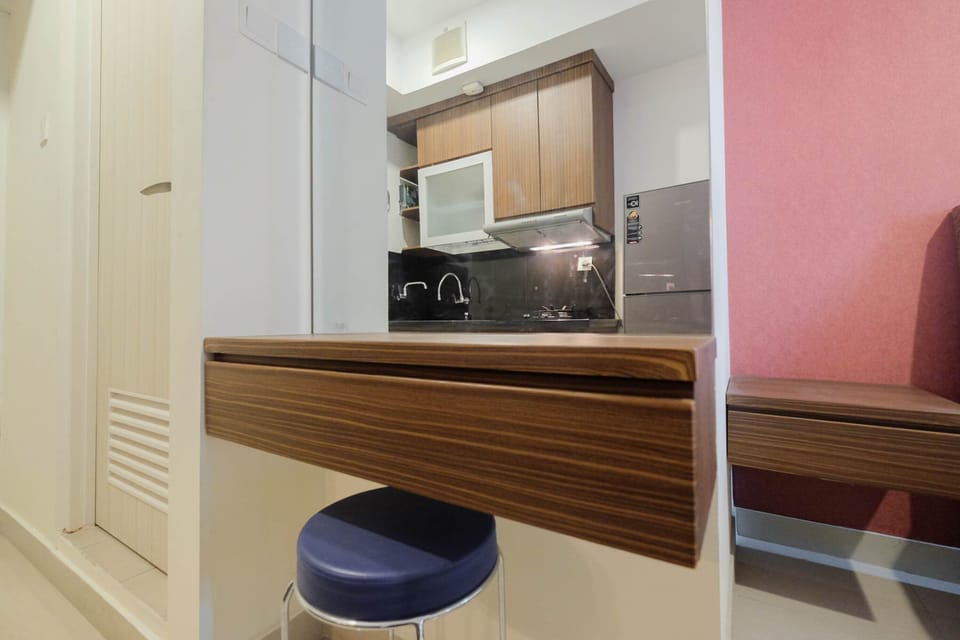Room | Private kitchenette | Fridge, stovetop, cookware/dishes/utensils