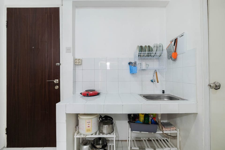 Room | Private kitchenette | Fridge, stovetop, cookware/dishes/utensils