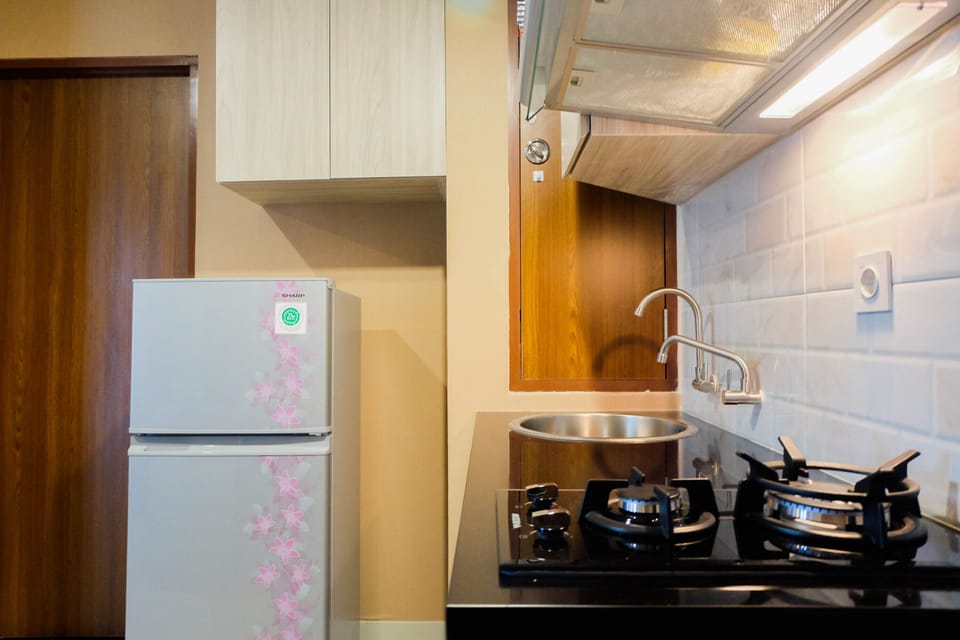 Room | Private kitchenette | Fridge, stovetop, cookware/dishes/utensils