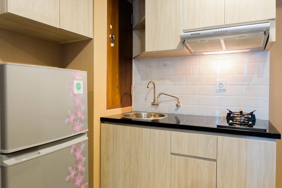 Room | Private kitchenette | Fridge, stovetop, cookware/dishes/utensils