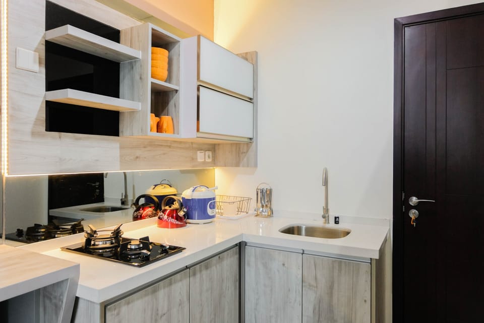 Room | Private kitchen | Fridge, stovetop, cookware/dishes/utensils