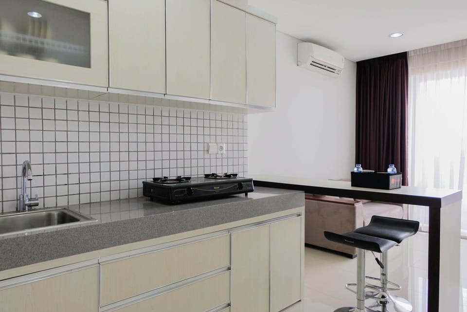 Room | Private kitchenette | Fridge, stovetop, cookware/dishes/utensils