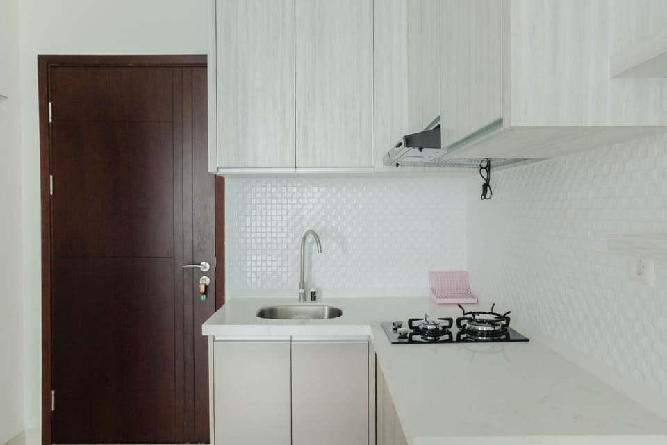 Room | Private kitchenette | Fridge, stovetop, electric kettle, cookware/dishes/utensils