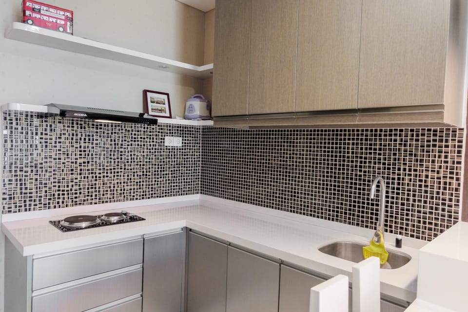 Room | Private kitchenette | Fridge, stovetop, cookware/dishes/utensils