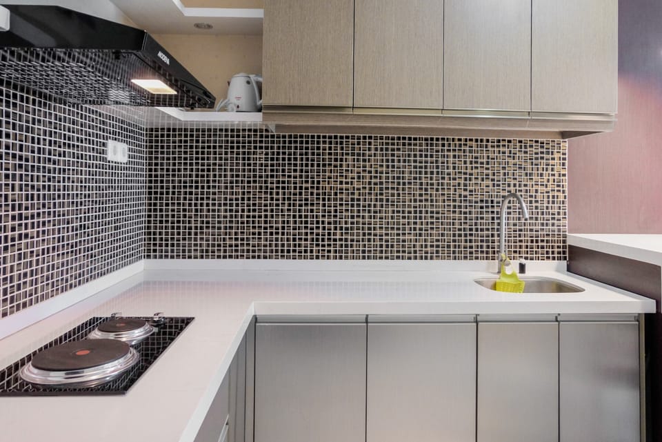 Room | Private kitchenette | Fridge, stovetop, cookware/dishes/utensils