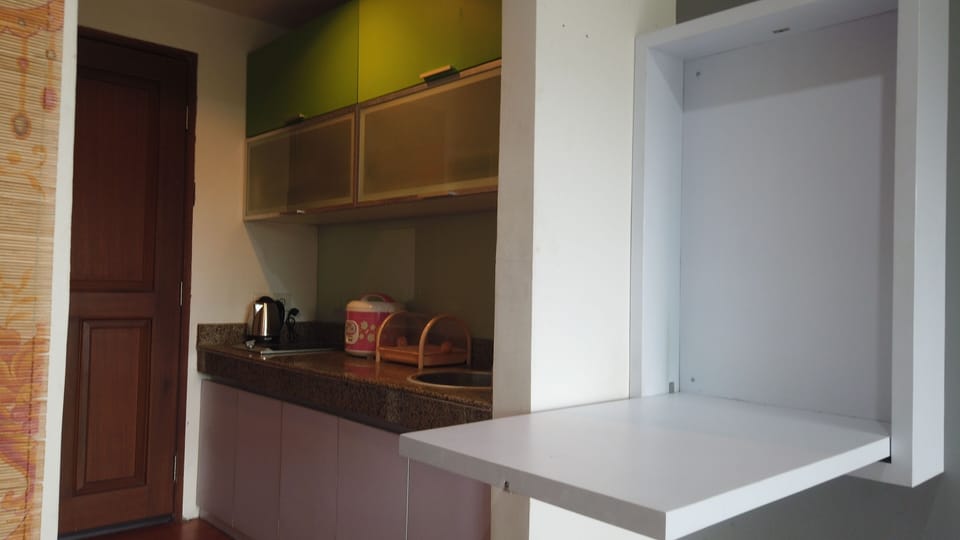 Room | Private kitchen | Fridge, stovetop, cookware/dishes/utensils