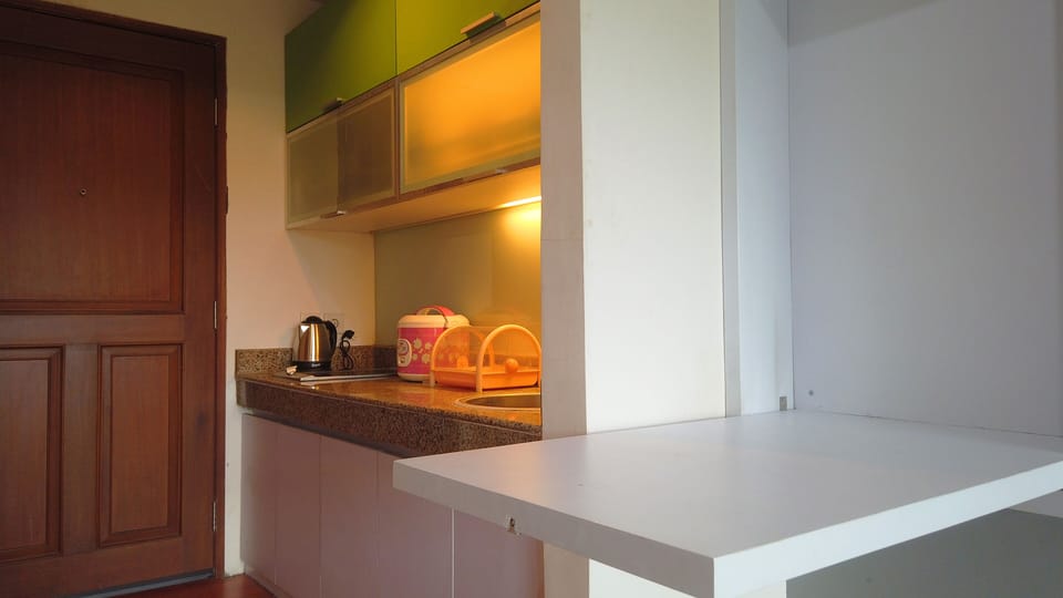Room | Private kitchenette | Fridge, stovetop, cookware/dishes/utensils