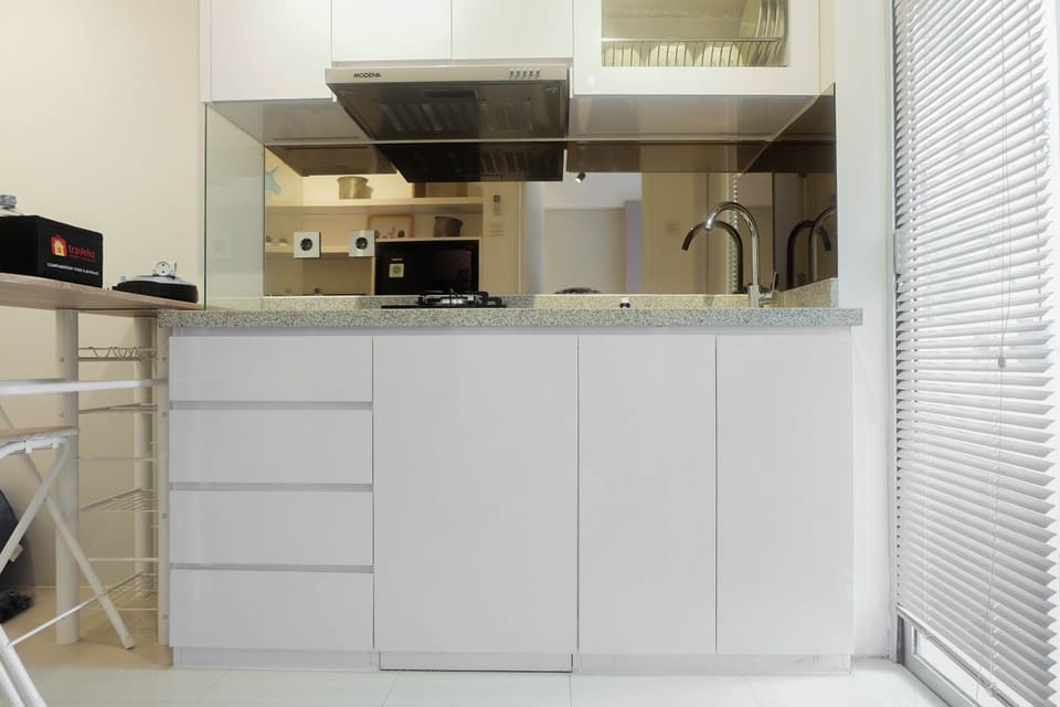 Room | Private kitchenette | Fridge, stovetop, cookware/dishes/utensils
