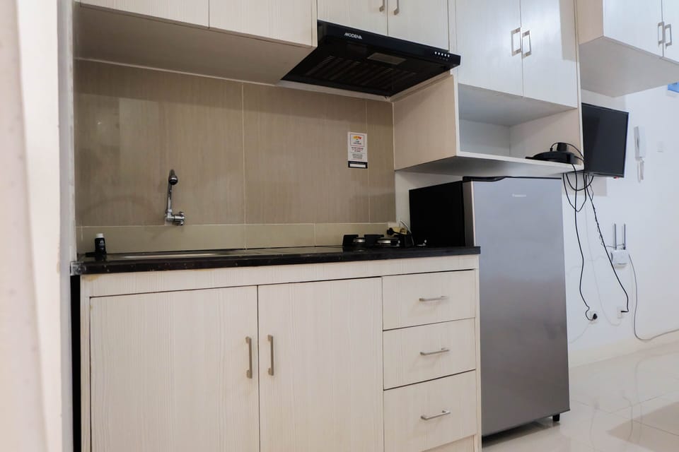 Room | Private kitchenette | Fridge, stovetop, cookware/dishes/utensils