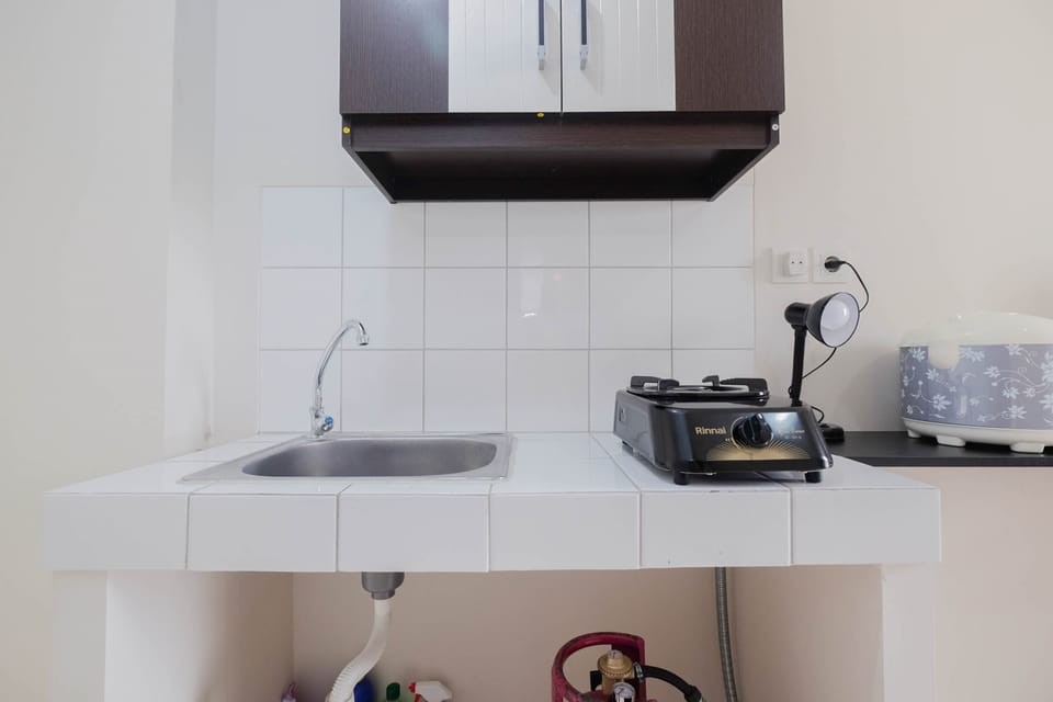 Room | Private kitchenette | Fridge, stovetop, cookware/dishes/utensils