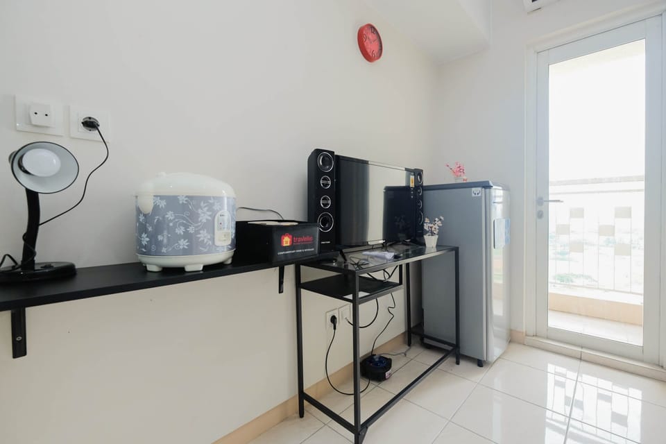 Room | Private kitchenette | Fridge, stovetop, cookware/dishes/utensils